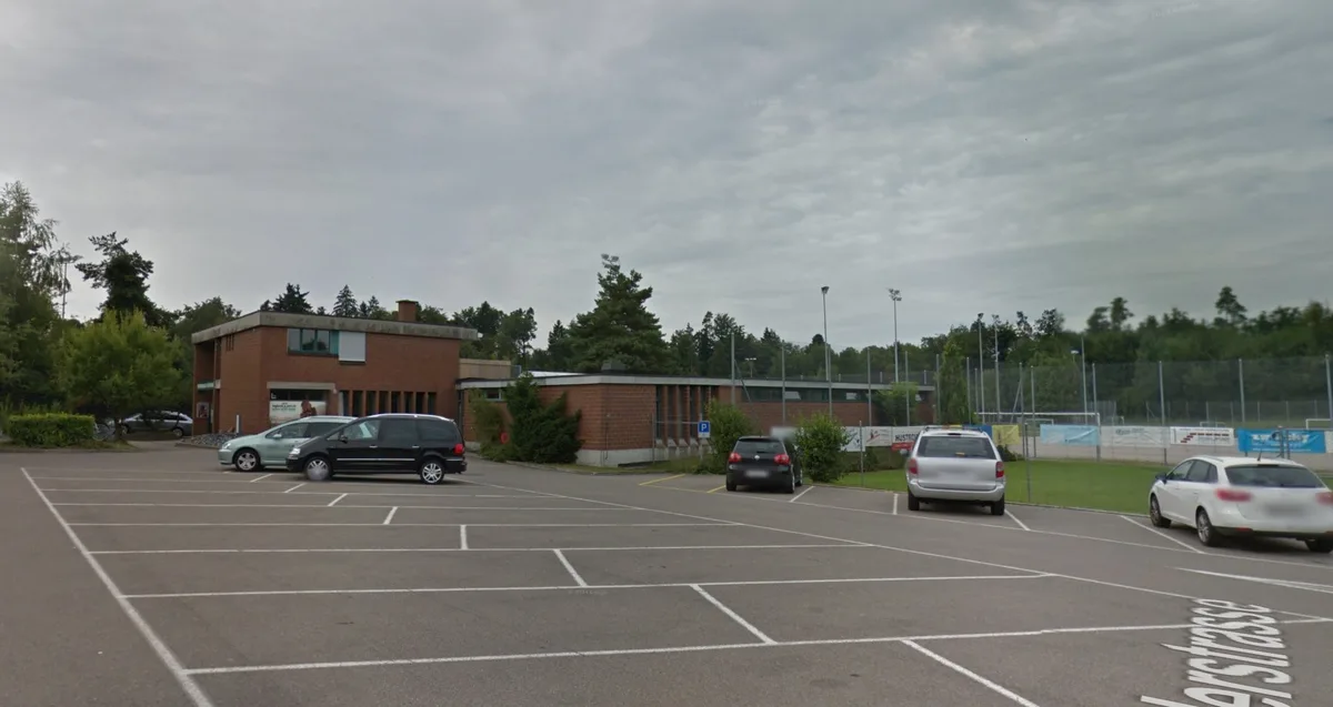 Das Foto auf Google Maps ist längst nicht mehr aktuell… Sportanlage Huessenbuel in Hinwil von aussen